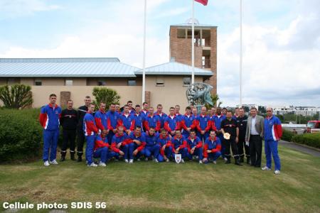 voila sa s� une foto d� gimnastes d� pompier de paris av�c l� pompier du 56 